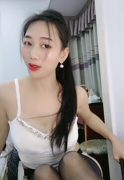 性感红唇美女！说话温柔极度诱惑！吊带黑丝扭腰摆臀，脱下内裤翘美臀，掰穴特写呻吟小骚货